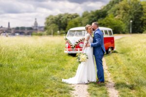 Brautpaarshooting-Elbe-Dresden-Bulli-103
